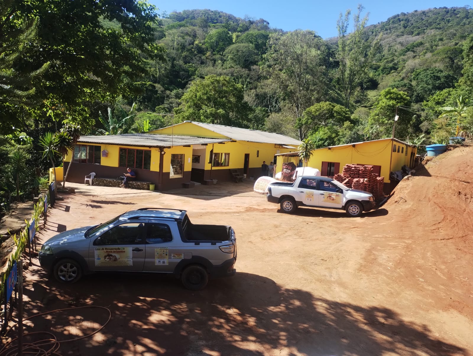 Entrada e pátio da CRNJ
